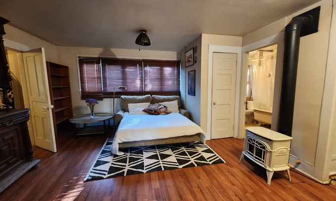 Old North Davis Cabaña | Vintage Cottage in Downtown Davis