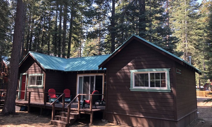 Tahoma Cabina | Vintage cozy cabin in Tahoma overlooking Sugar Pine Point Park