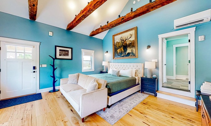 Waterbury Center Apartamento | Vintage farmhouse studio with on-site hot tub - near year-round recreation