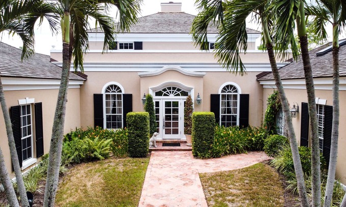 Johns Island Casa | Vintage home in the Exclusive John's Island!