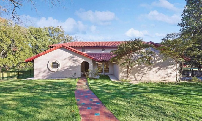 Bartonville Otro | Spacious 40-Acre Ranch w/ Animals, Hot Tub & Games