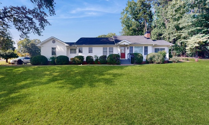 Cleveland Casa | Vintage house with firepit, wifi + steps to Truett McConnell University