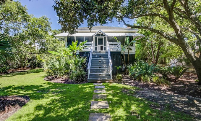 Sullivan's Island Casa | Vintage island cottage 1 block from beach with fenced yard, porch, & W/D