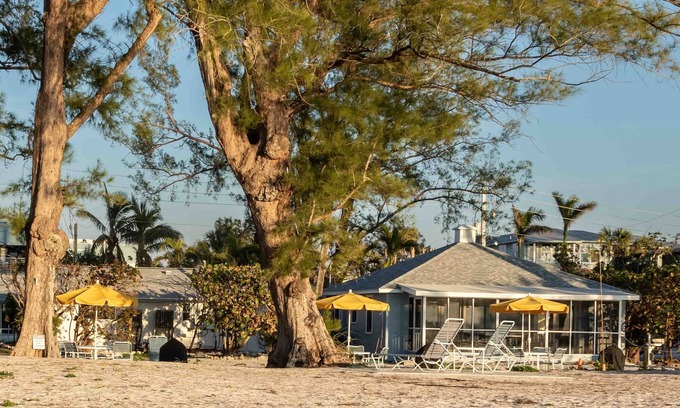 Holmes Beach Cabaña | Anna Maria Island: Rare Historic Cottage Beachfront (Duplex) - perfecto para 2-4