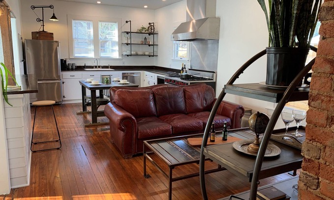 Winston - Salem Casa | Vintage Modern Synthesis in the Heart of Winston-Salem