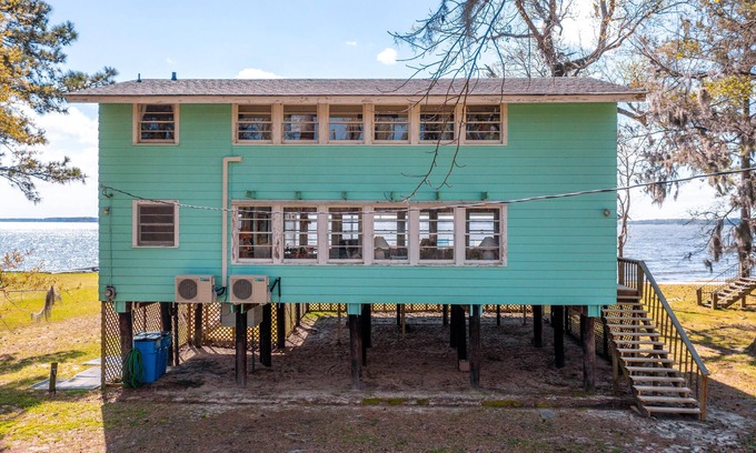 River Road Casa | Vintage Riverfront Cottage