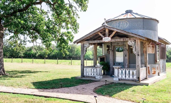 La Grange Cabina | Vintage Silo #2 | 8 Min. to Round Top | Sleeps 2