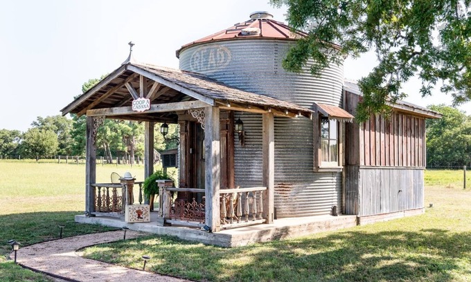 La Grange Cabina | Vintage Silo #3 | 8 Min. to Round Top | Sleeps 3