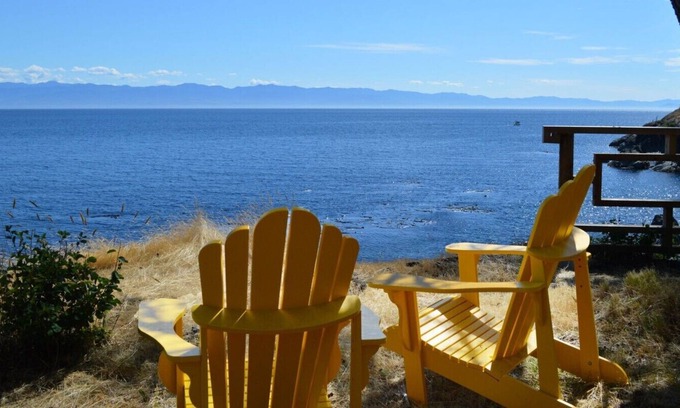 Otter Point Cabina | Vintage Sooke Cabin: asequible, pintoresco, único, frente al mar, con una vista excelente.