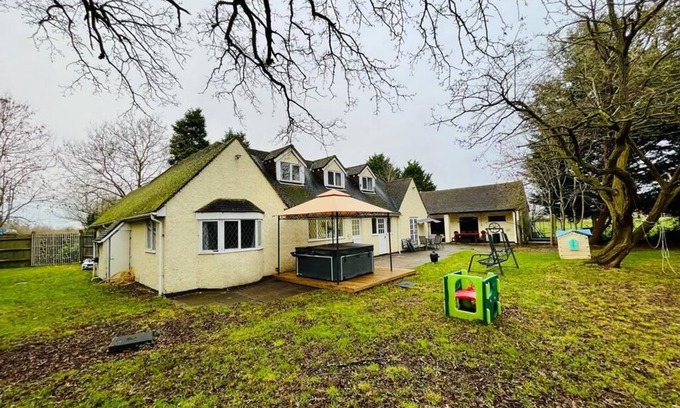 Fifield Casa | Vintage style Lodge In Windsor! Sleeps 15! Hot Tub!
