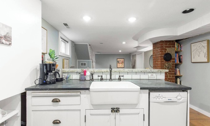Hough Casa | Vintage Suite With Modern Touches Throughout!