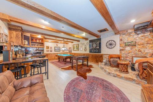 Oakhurst Apartamento | Vintage Sunset Villa by Bass Lake 17 miles from Yosemite National Park