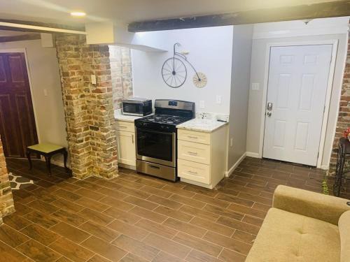 Uptown Historic District Apartamento | Vintage Uptown Hidden Gem, Walk to Everything New Renovation!