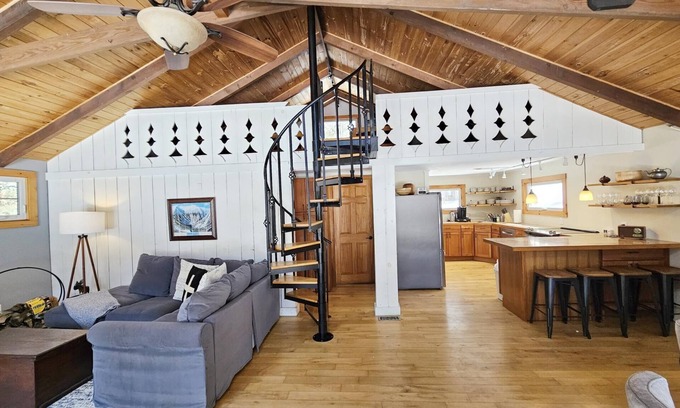 Moscow Chalet De Esquí | Vintage Vibes Haven in Stowe, Records & Firepit!