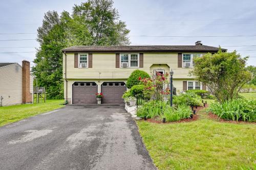Windsor Casa | Vintage Windsor Home Private Yard and Covered Deck