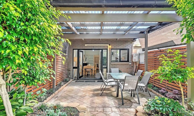Parkside Cabaña | Violet Cottage An Idyllic Urban Oasis for Two