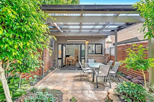 Parkside Casa | 'Violet Cottage' An Idyllic Urban Oasis for Two