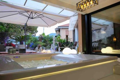 La Spezia Historic Centre Apartamento | Vip garden jacuzzi seaview in the hearth of downtown