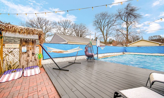 Michigan City Villa | VIP! LUXURY 4BD 5min to Lake Michigan beach Big Pool with heater!!