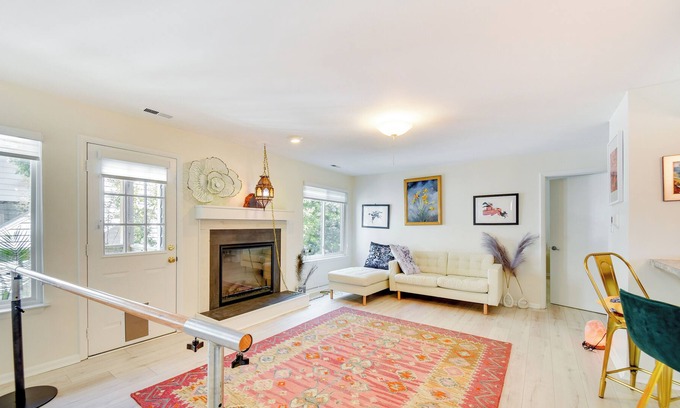 Northeast Virginia Beach Condominio | Virginia Beach Condo w/ Balcony, 1 Block to Beach!