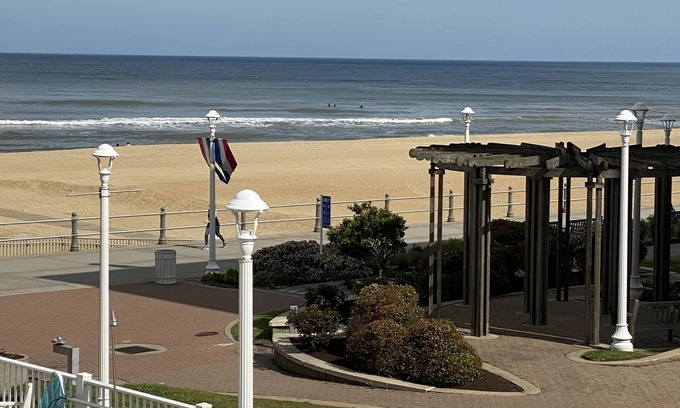 Virginia Beach Apartamento | Virginia Beach Oceanfront Studio, Boardwalk, Balcony, Beach, Pool