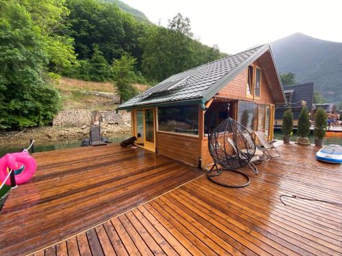 Bajina Basta Apartamento | Viridian Three Boathouse Micah, PERUCAC LAKE
