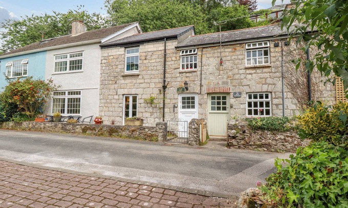 Pentewan Cabaña | VI’S VALLEY VIEW, pet friendly, character holiday cottage in Pentewan