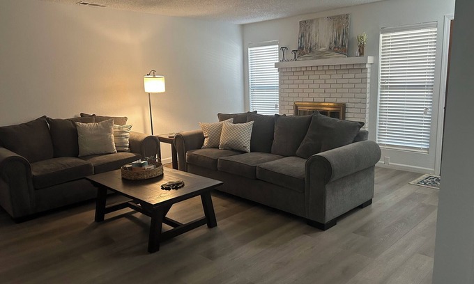 Visalia Condominio | Visalia, cozy, clean condo ! Short drive to SEQUOIA NP & downtown.Pets welcome!