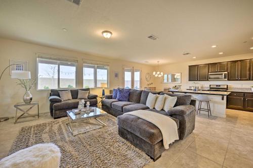 Visalia Casa | Visalia Home with Yard 4 Mi to Downtown!