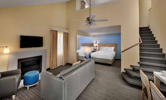 Chesterfield Casa | Visit Chesterfield! 3 Spacious Suites with Full Kitchen! Pool & Sports Court!