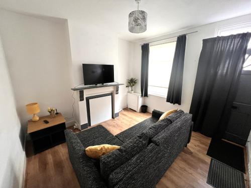 Luton Casa | Visit Luton With This 2 BR Rental - Sleeps 6
