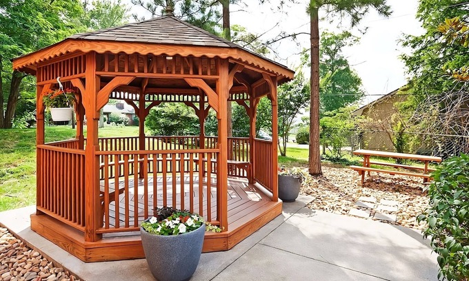 Ashley Oaks Casa | Visit the Lakeshore Park! Private Kitchen & FREE Parking! Pets Allowed, Gazebo!
