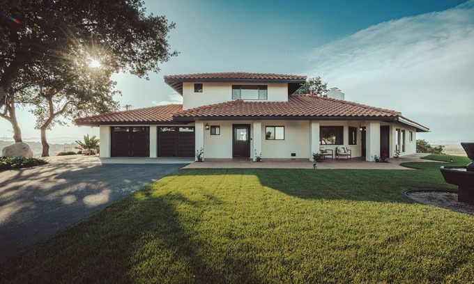 Templeton Villa | Vista El Pomar-Luxe Hill Top Home. Located on 10 acres in the El Pomar AVA.