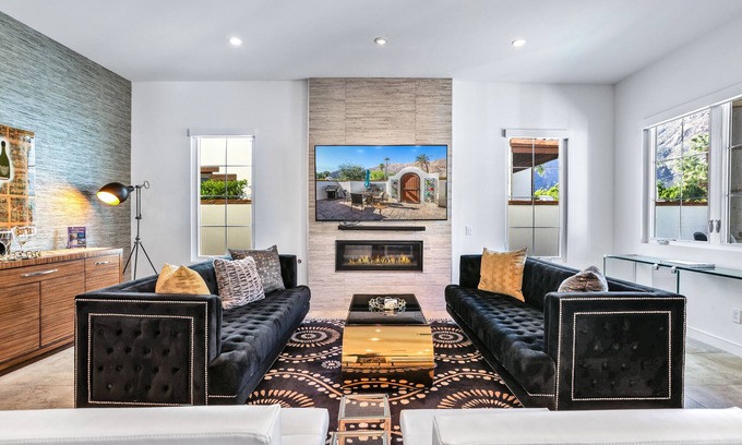 Historic Tennis Club Casa | Vista Montaña - Beautiful downtown townhome!