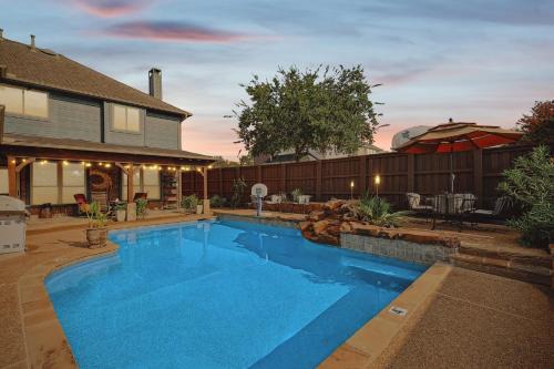 Lewisville Casa | Vista Valley Vacay 5-BD w Pool & Cinema