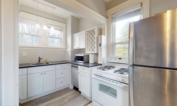 Hyde Park Casa | Vista View Villa Suites – Whole Home Rental! 2 Private Condos 10 Min to Downtown