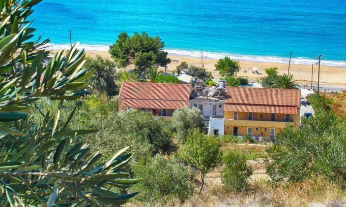 Agios Georgios Pagon Apartamento | Vistonia Apartment 1 - right on the beach with sea views