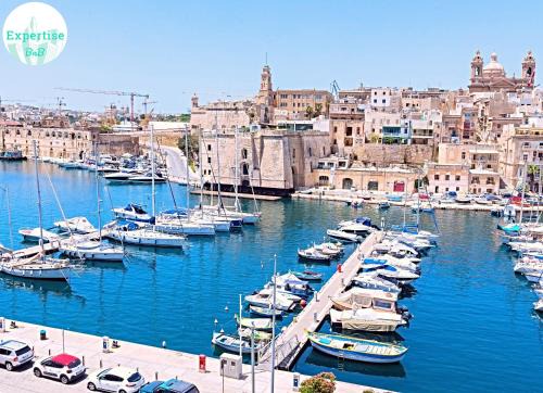 Birgu Apartamento | Vittoriosa' Seafront 2 Bed Highly Furnished Apartment