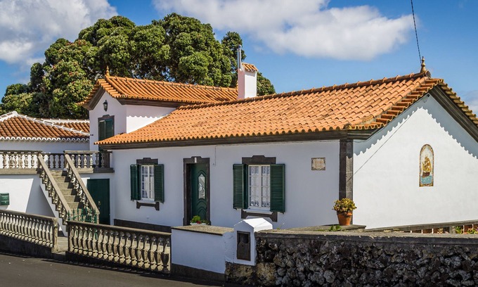 Praia da Vitoria Cabaña | Vivenda Gomes (AL) - Casa tradicional y confortable con viñedos y vistas al mar.