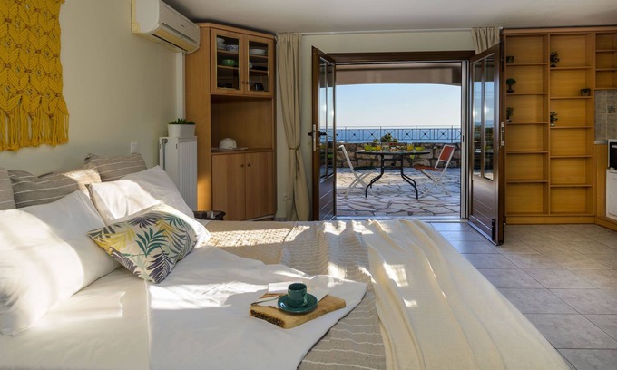 Ntomata Apartamento | Vivian's Studio - Endless View, Ideal for couples.