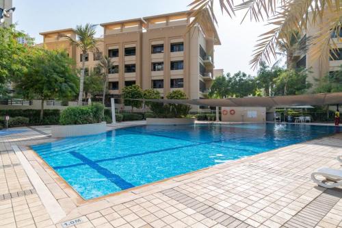 The Greens Apartamento | Vogue Stylish and Cozy in Greens Dubai, Three Bedroom Apartment with a Dedicated Work Space and Big balcony With full Amenities
