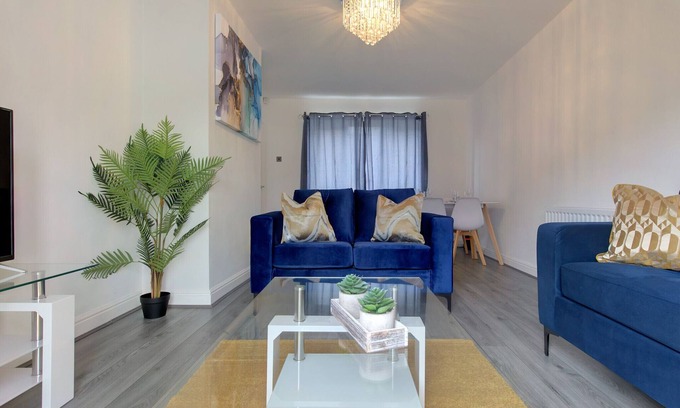 Huyton Casa | Voguish 3BR Home in Huyton