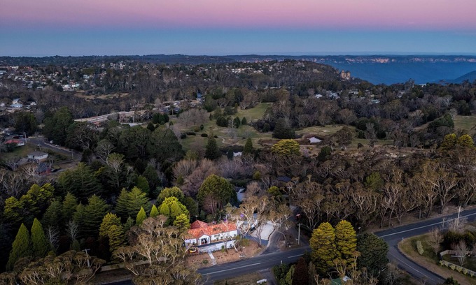 Katoomba Casa | Voice controlled Smart house with 6-person spa and outdoor dining. Pet friendly.