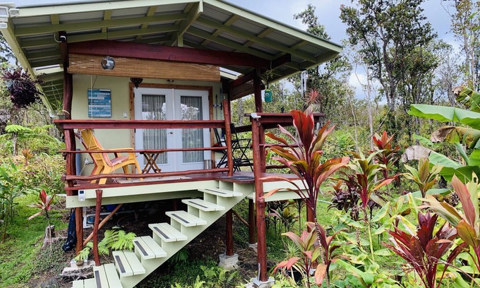 Volcano Cabina | Volcano Off the Grid Retiro Eco Cabin en el corazón de la tropical raiforest.