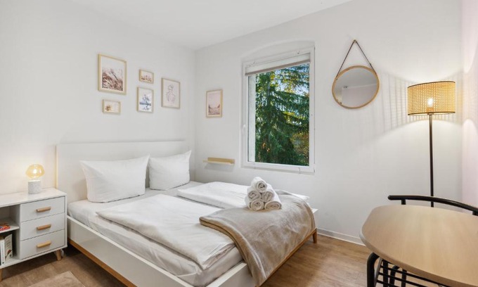 Eichwalde Apartamento | Vorstadtoase für 2 - Netflix, Parkplatz, Nähe BER, Queensize-Bett