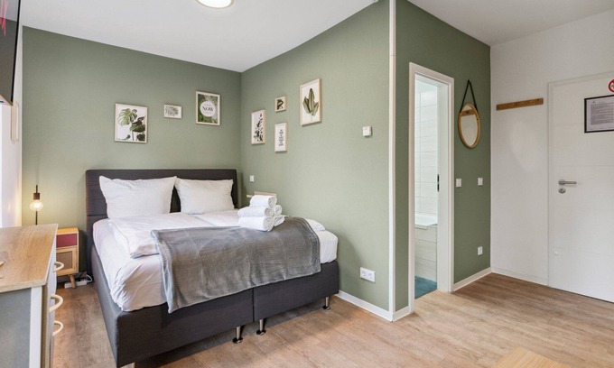 Schmoeckwitz Apartamento | Vorstadtoase für 3 - Badewanne, Queensize-Bett, Netflix, Parken, Nähe BER