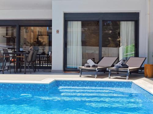 Voula Apartamento | Voula Private Pool, Beach, Home cinema Apartment