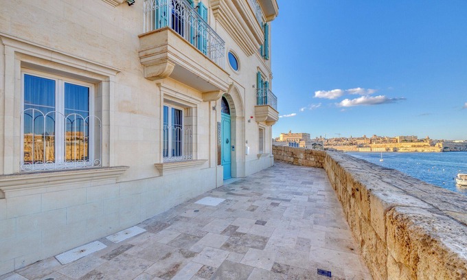 Birgu Casa | Voyage. Your journey begins.