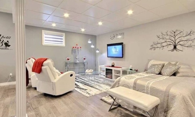 La Haute-Saint-Charles Apartamento | Vrbo Property