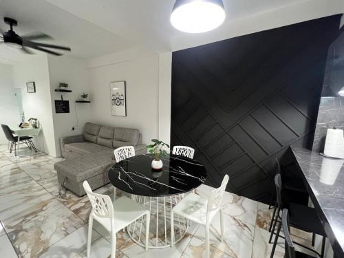Arecibo Pueblo Apartamento | VSS Minimalista in Arecibo - Sleek and Serene Stay Near Beaches